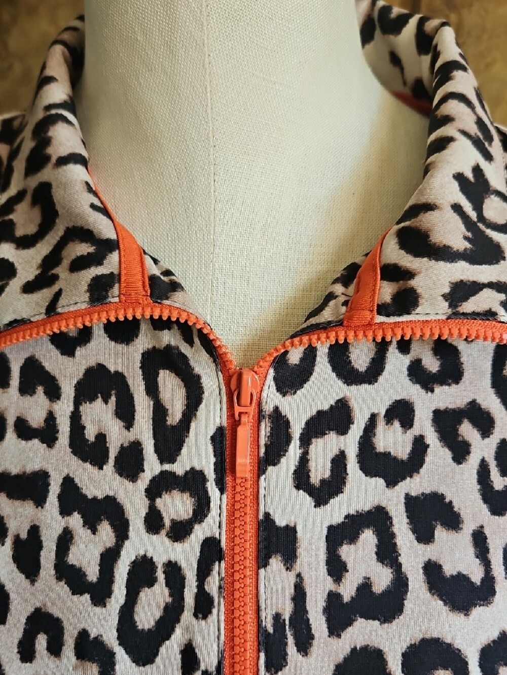 Chico's Long Sleeve Leopard Print Pullover with Orange Zip Size 2 - Picture 7 of 8
